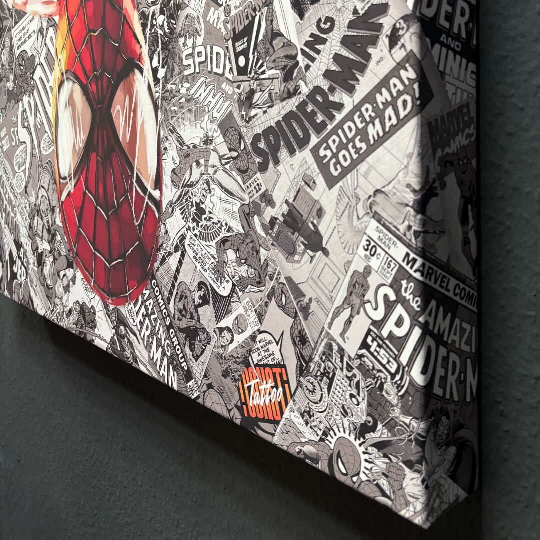 Consti mit einem selbstgemalten digitalen Bild von Spiderman, vor einer selbsterstellten Collage aus alten Comic Covern