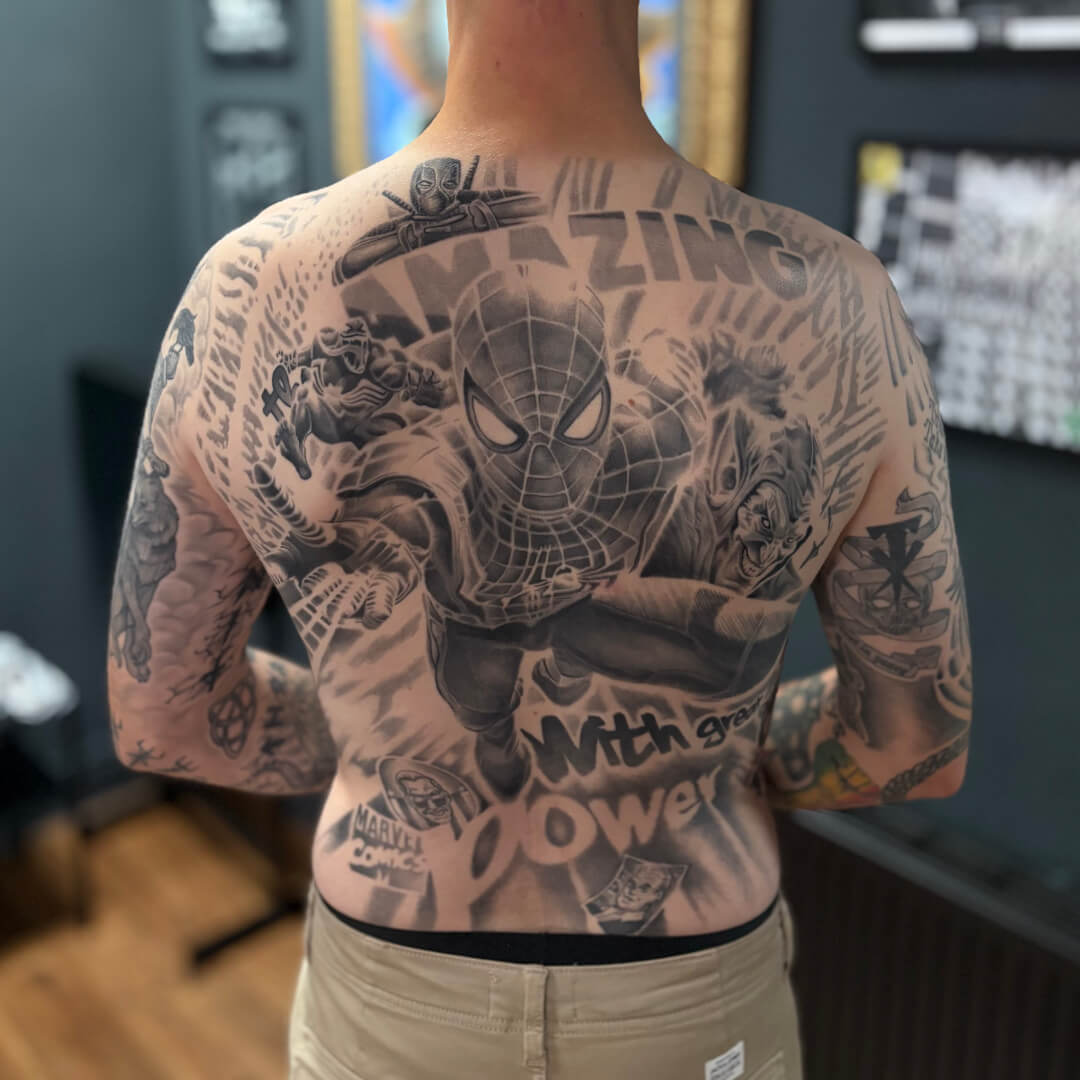Realistisches Tattoo Rückentattoo (Backpiece) Konzept von Spiderman mit Venom und dem grünen Kobold in Black and Grey. Tätowierer Consti aus Bad Homburg, Frankfurt, Studio Papenburg.